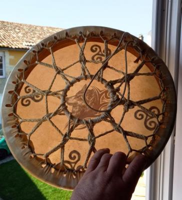 Tambour chaman peau de chèvre avec motifs