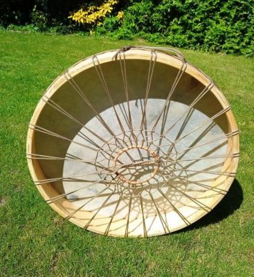 Grand tambour avec peau de cerf