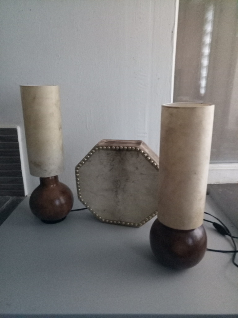 Lampes calebasses et peau