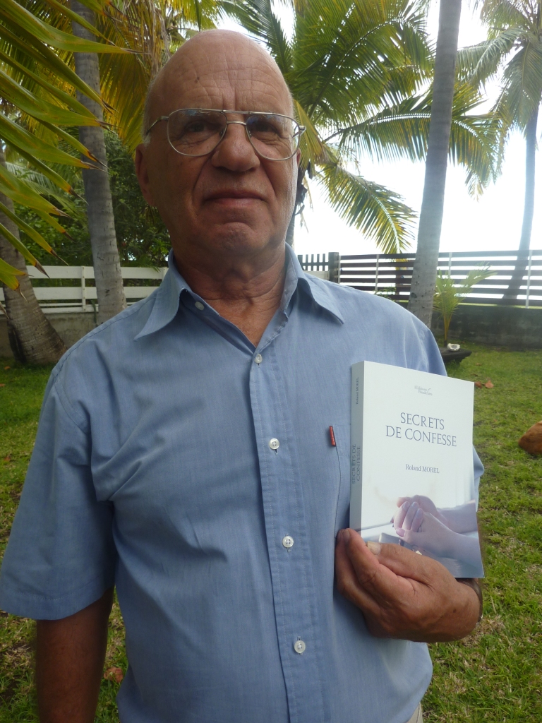 Photo papa presentation livre a la main etang sale 3