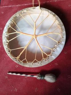 Tambour cerf 46 cm et hochet dos